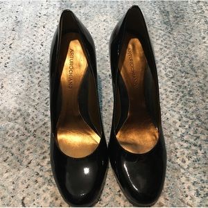 Black patent leather pumps